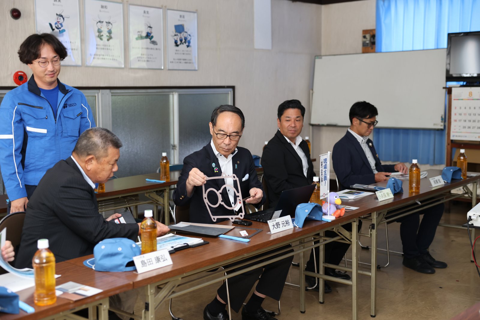 ガスケット製品をご覧になる大野元裕埼玉県知事