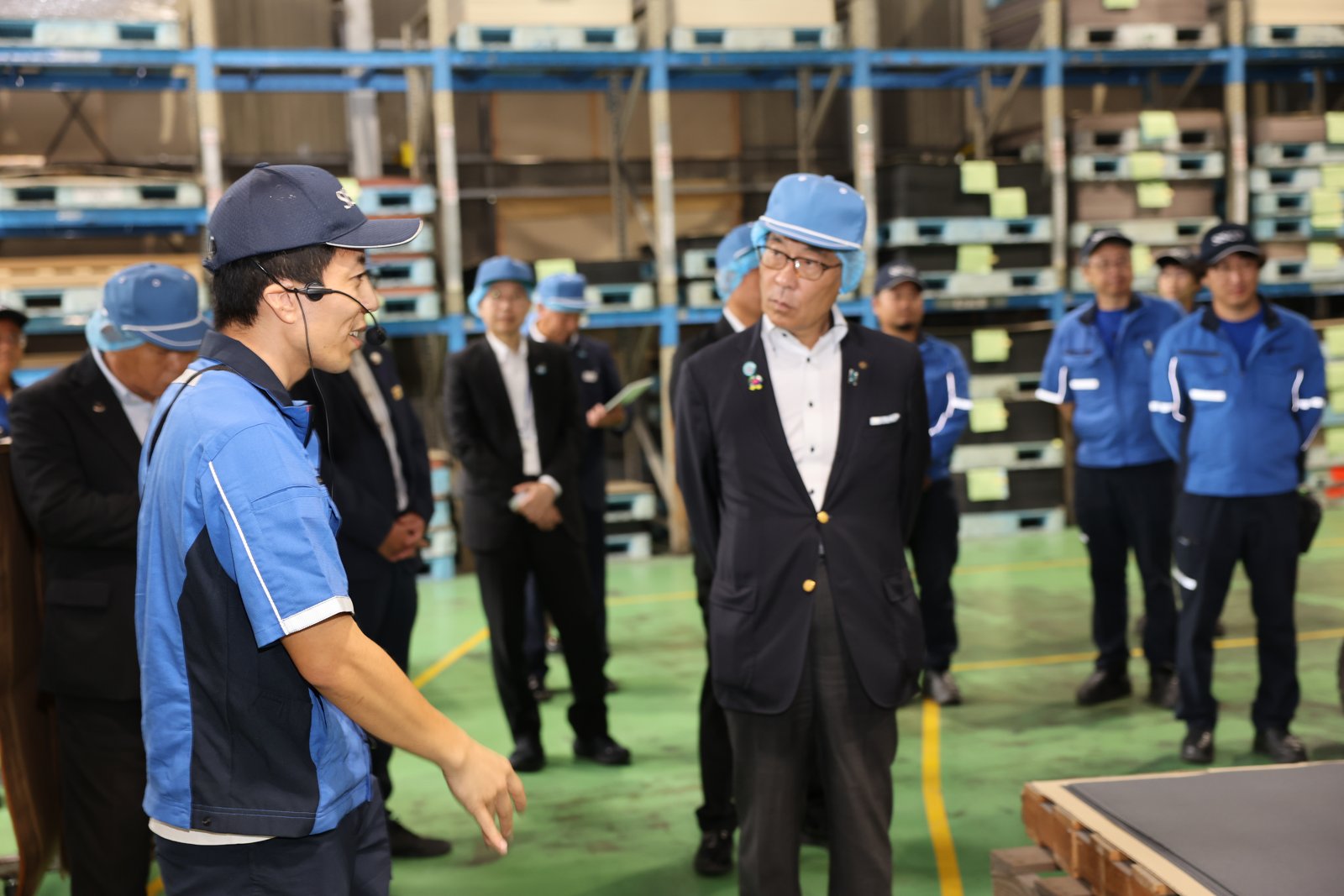 工場を視察する大野元裕埼玉県知事と当社社員