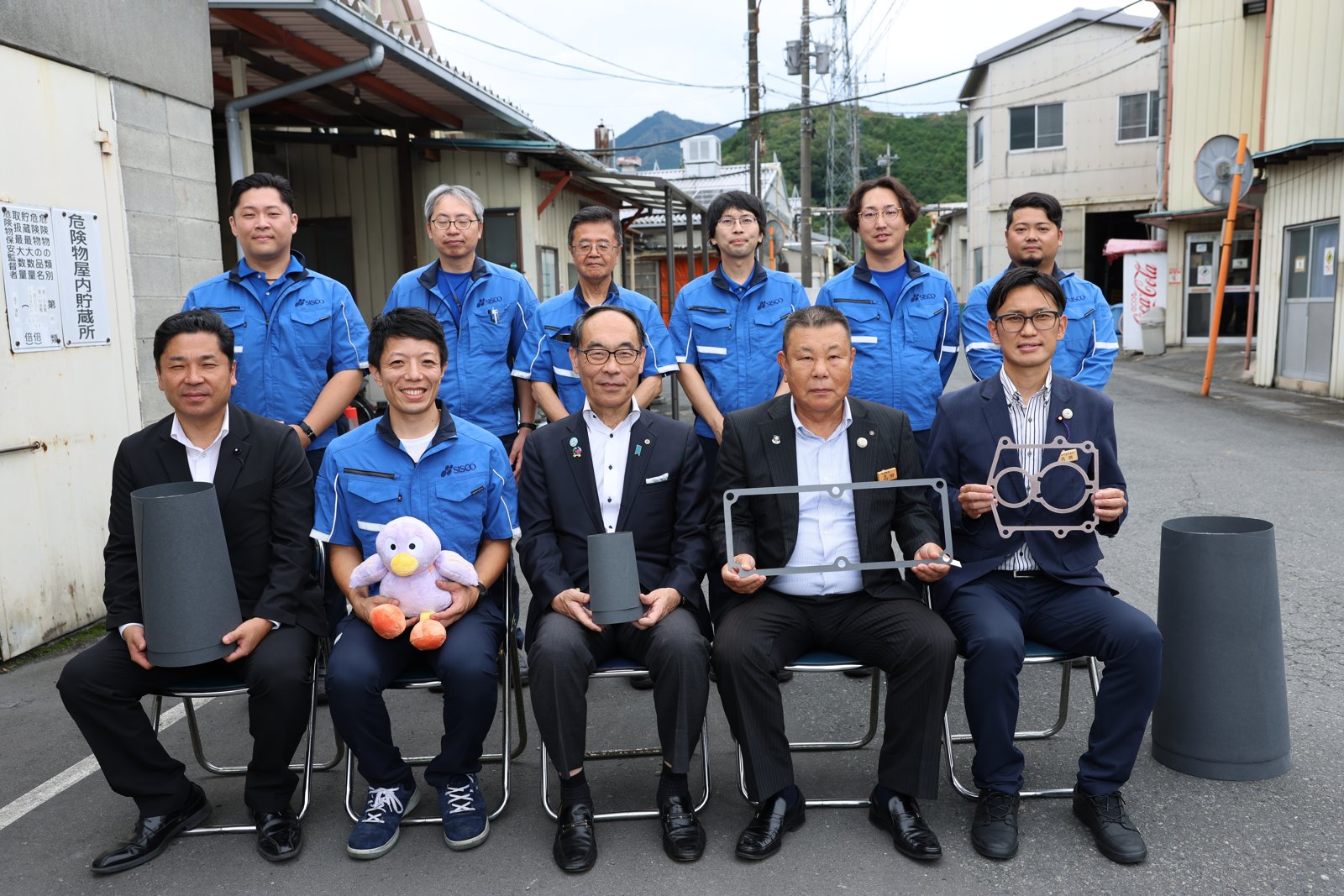 大野元裕埼玉県知事、島田やすひろ小川町長と当社社員の集合写真