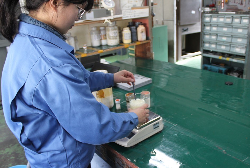 実験室で原料を計量する社員